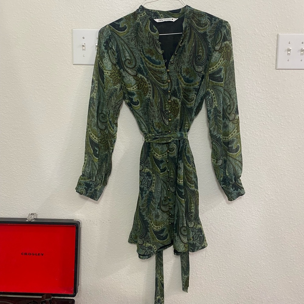 Green and black paisley print shirt dress with a belt #paisleypattern